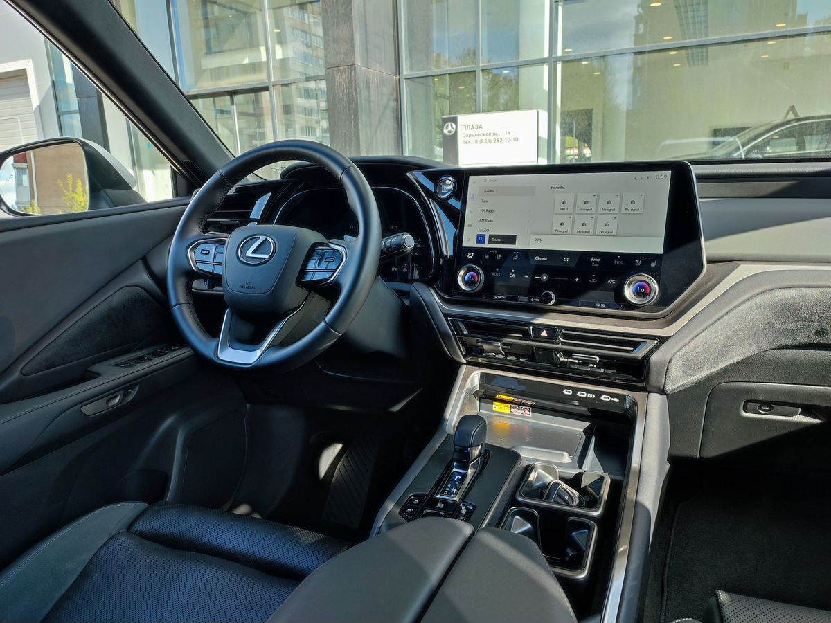 Lexus TX