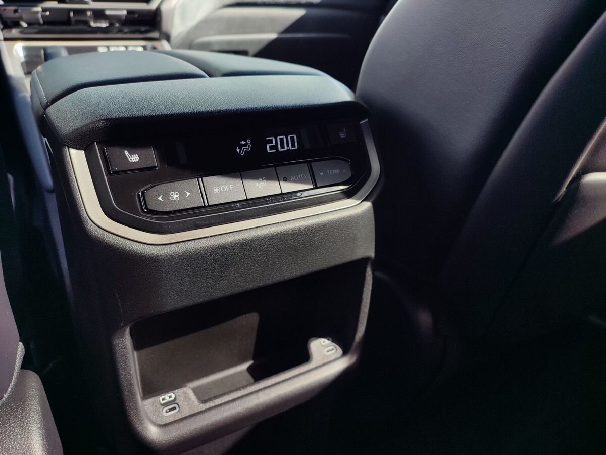 Lexus TX