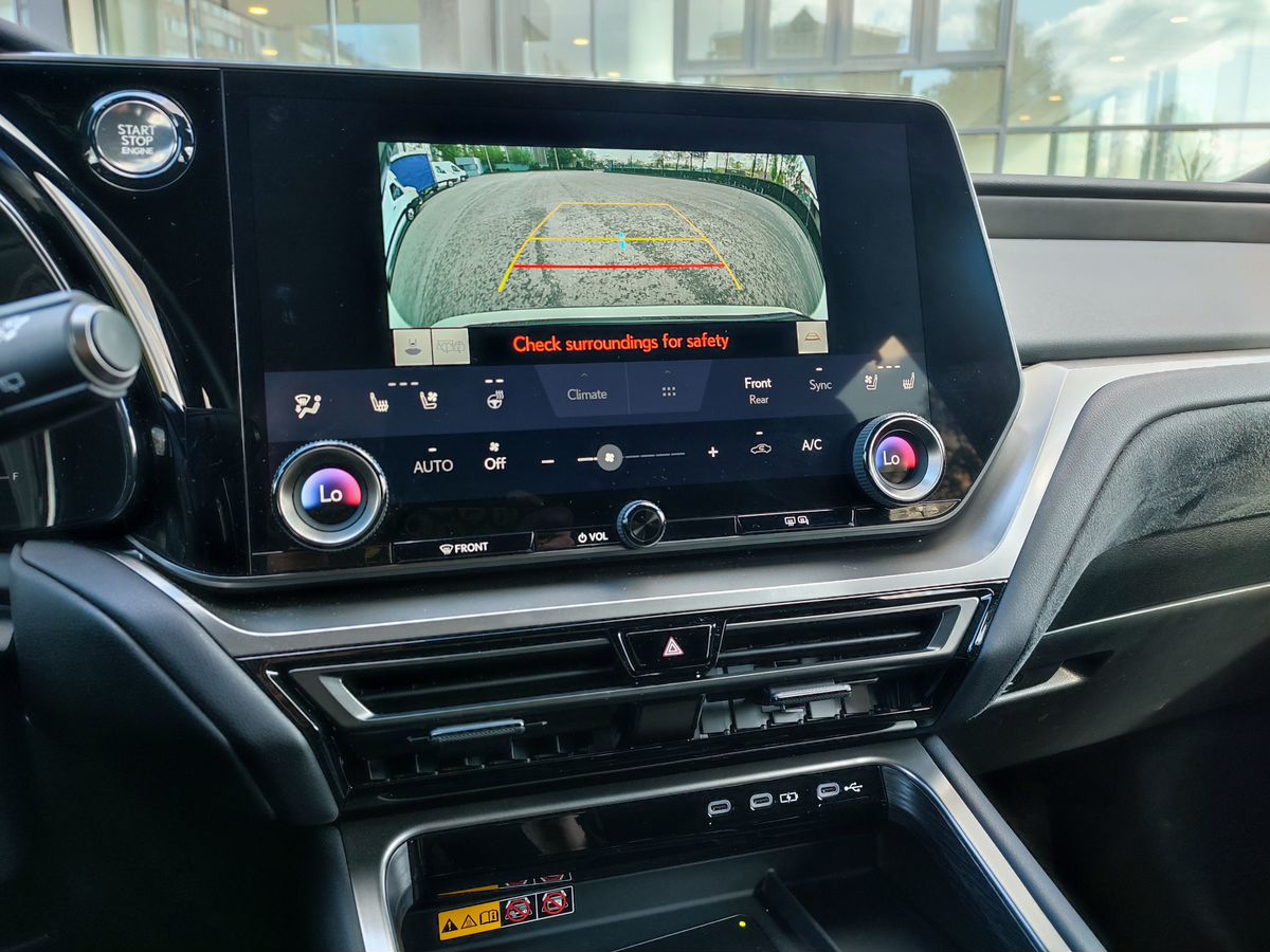 Lexus TX