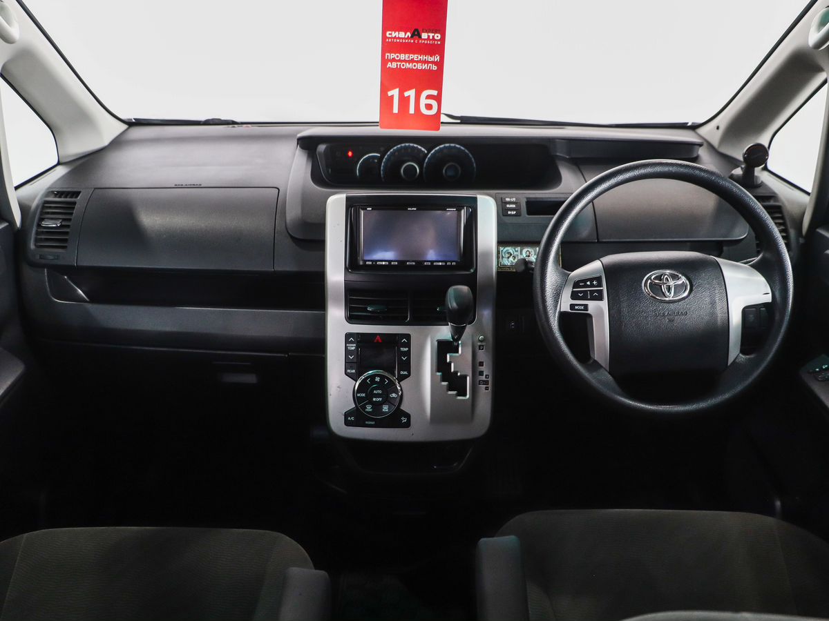 Купить б/у Toyota Voxy 2010 null г., с пробегом 208106 км в Красноярске:  цена 1650000