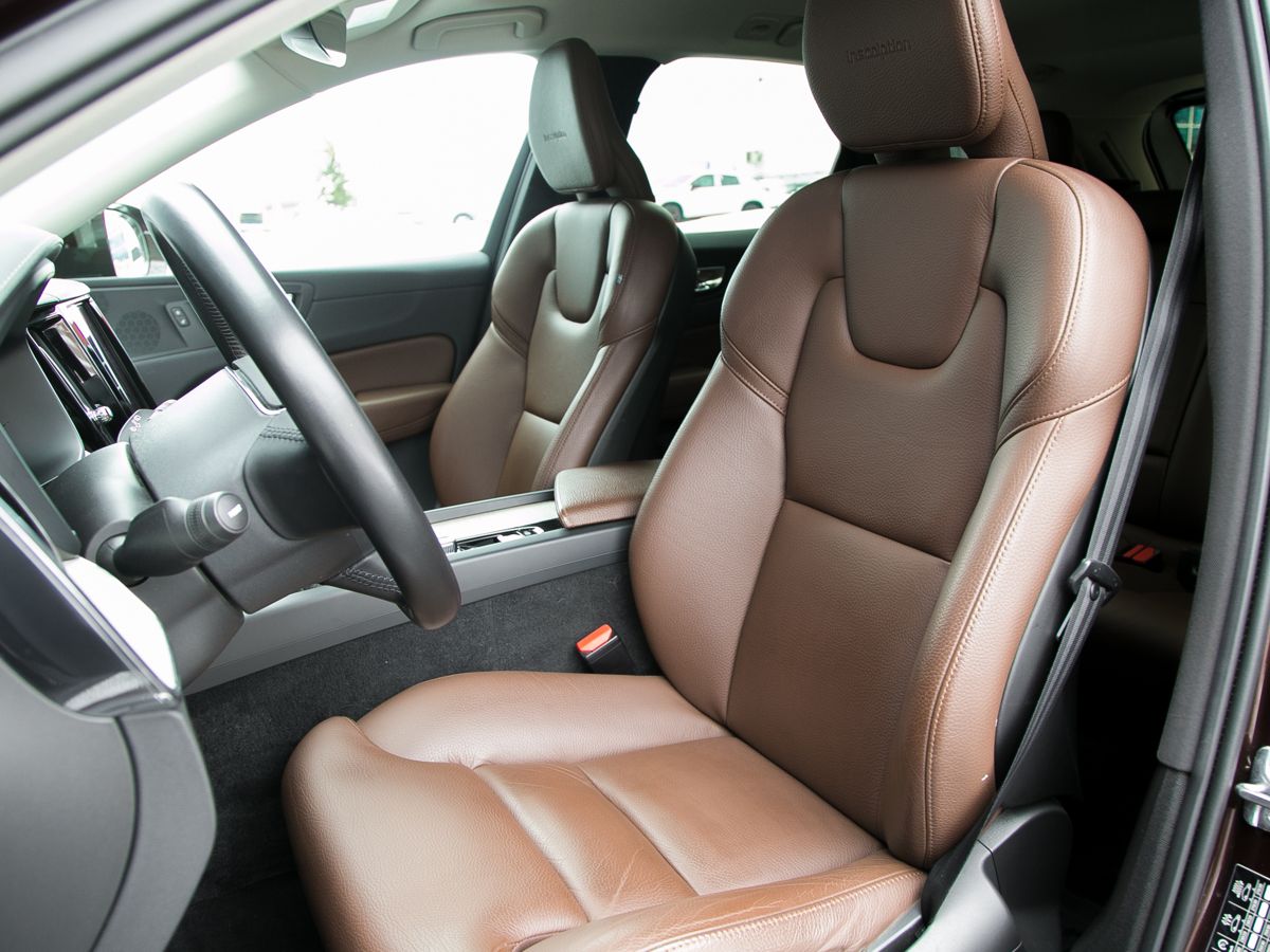 2020 Volvo XC60 II, Коричневый, 4790000 рублей - вид 33