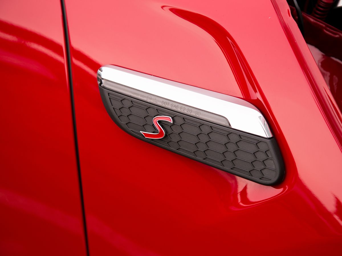 2021 MINI Hatch III (F55/F56) Рестайлинг 2, Красный, 3390000 рублей - вид 13
