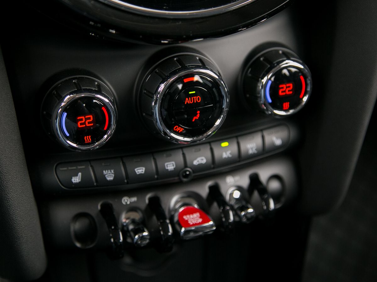 2021 MINI Hatch III (F55/F56) Рестайлинг 2, Красный, 3390000 рублей - вид 21