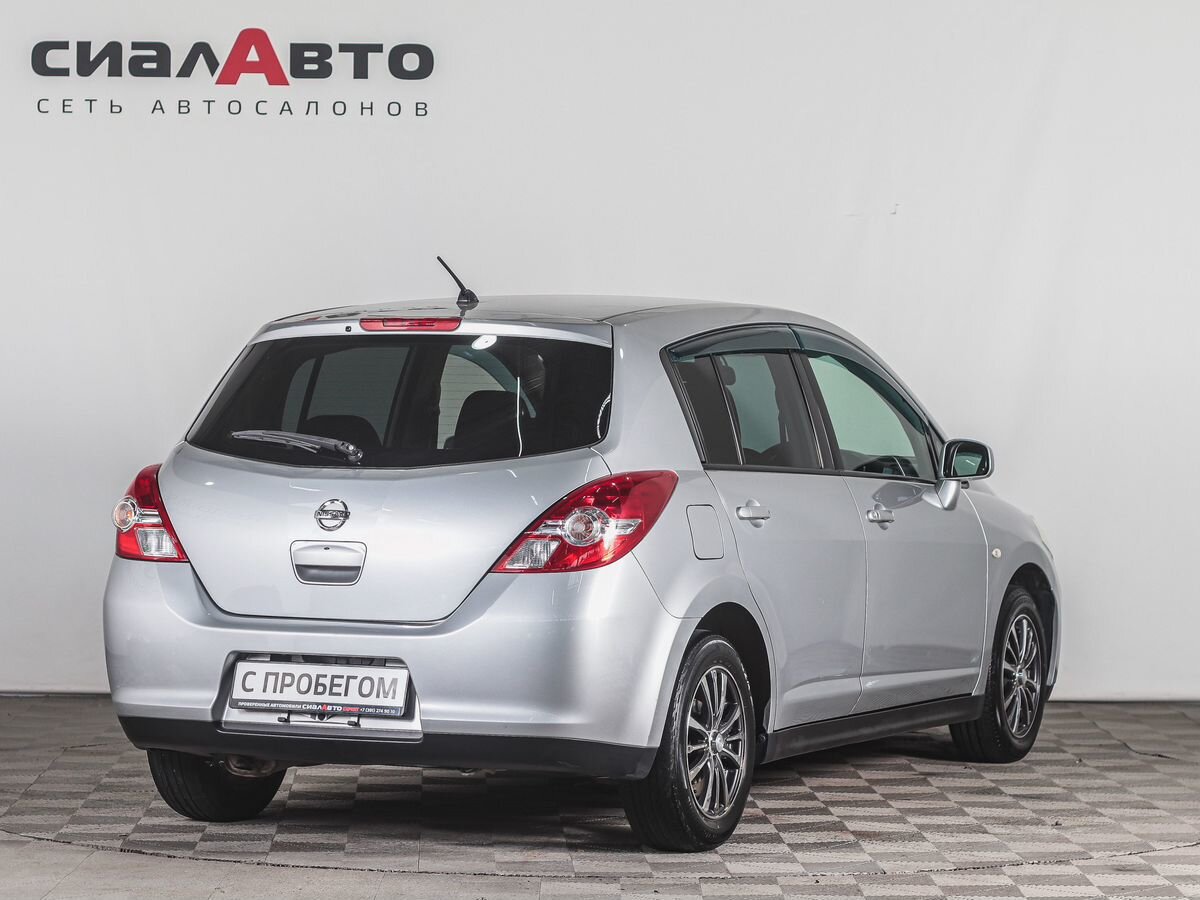 Nissan Tiida 2011 4