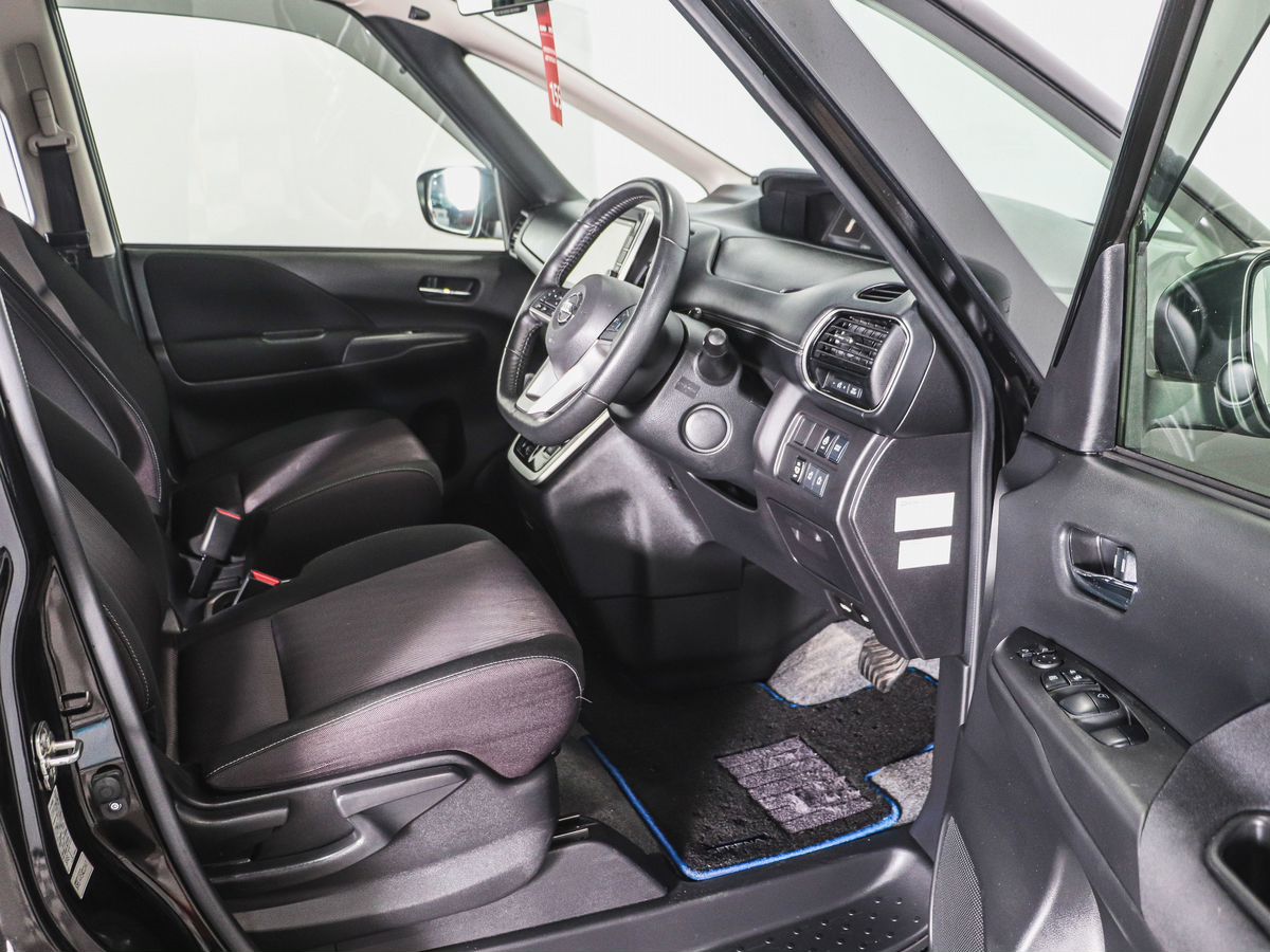 Nissan Serena 2018 11