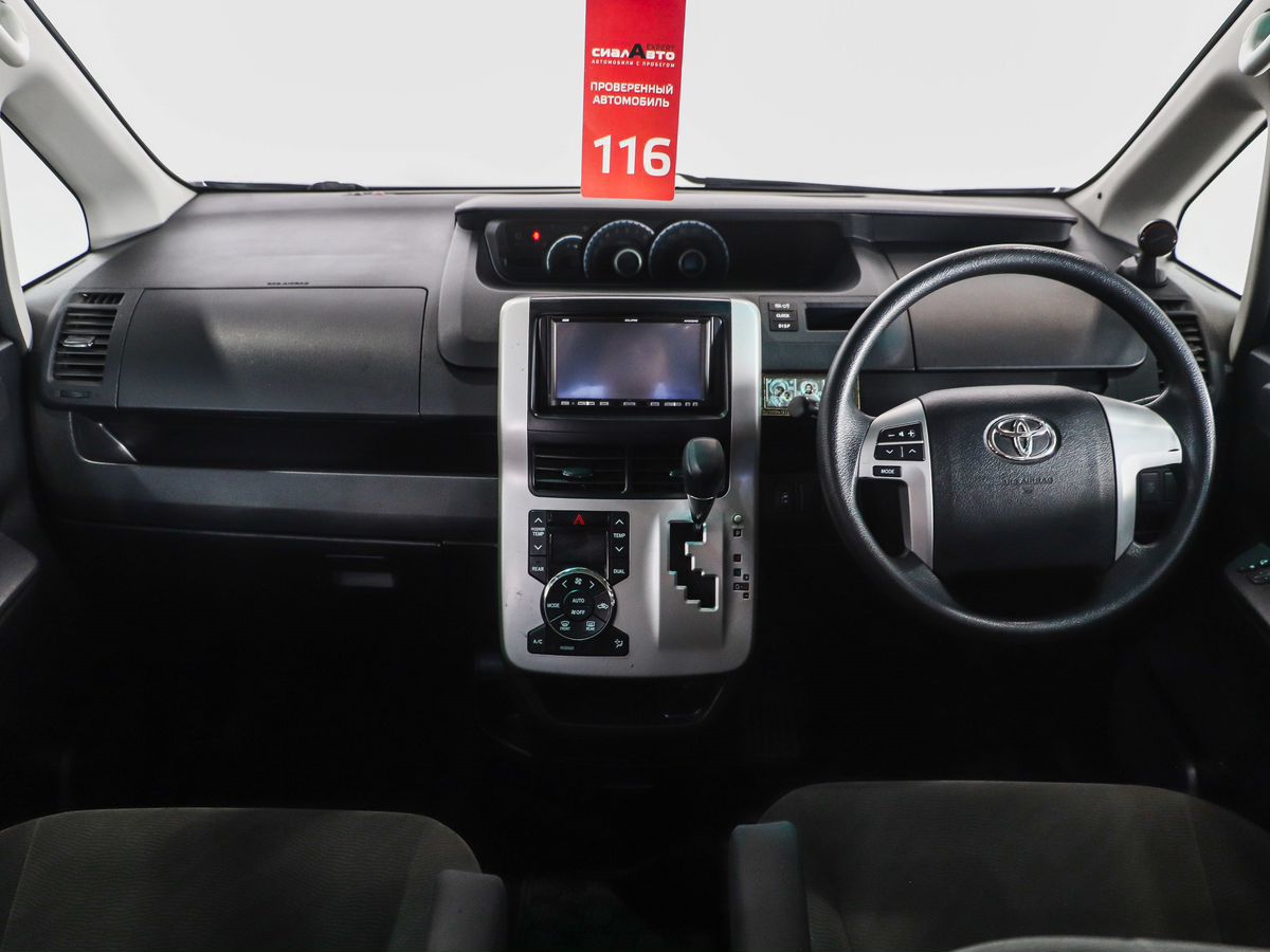 Toyota Voxy 2010 15