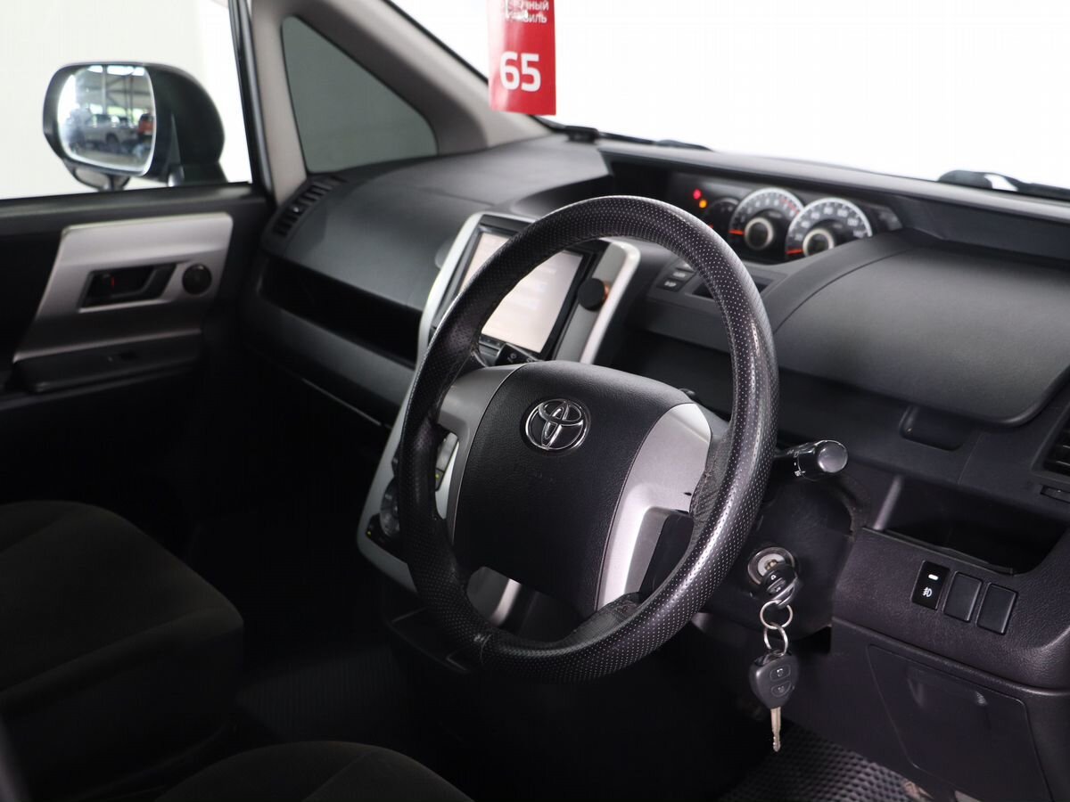 Toyota Voxy 2012 9