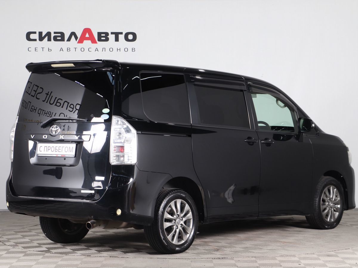 Toyota Voxy 2012 4