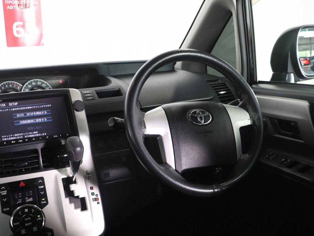 Toyota Voxy 2012 17