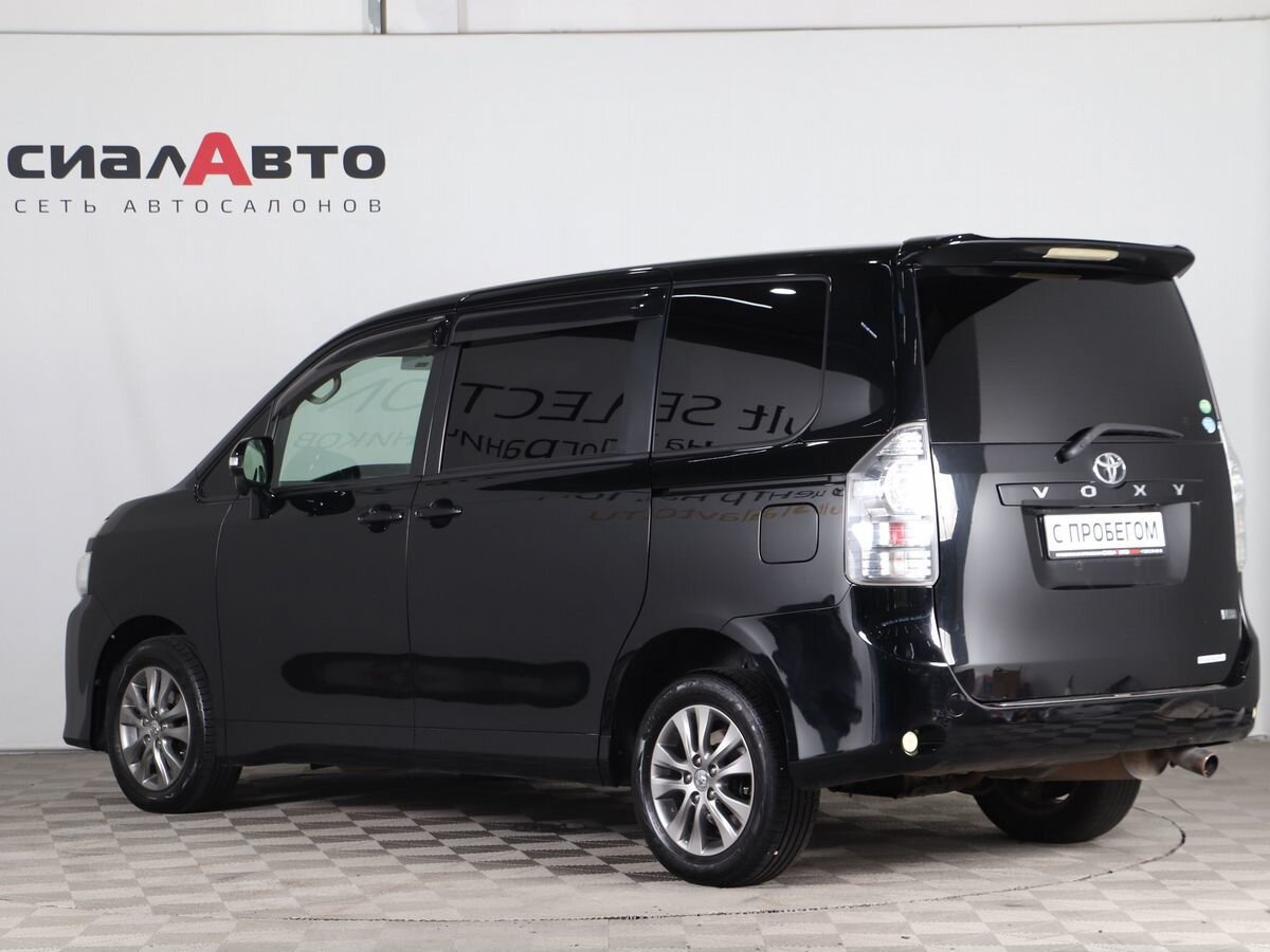 Toyota Voxy 2012 6