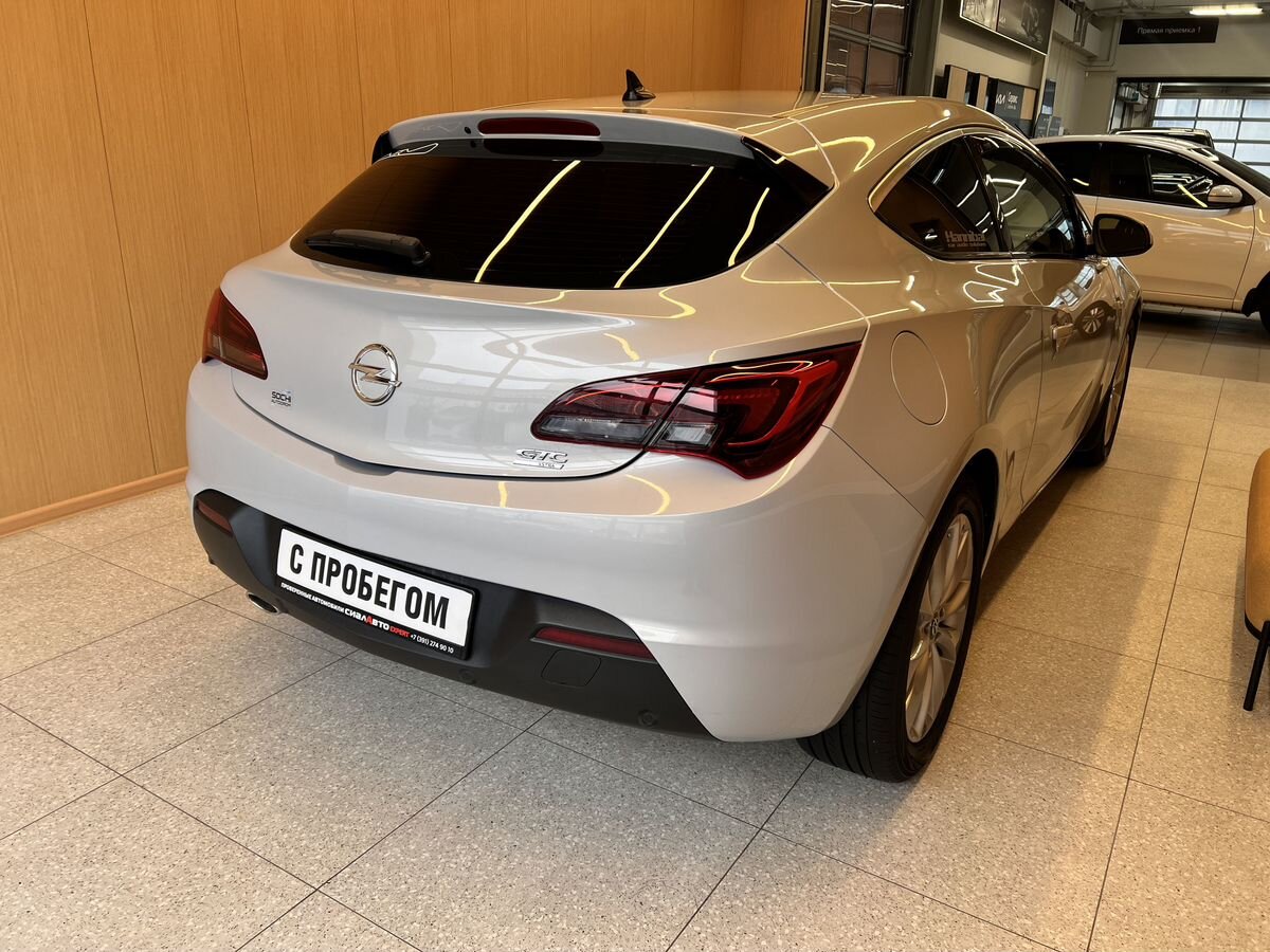 Opel Astra 2011 4